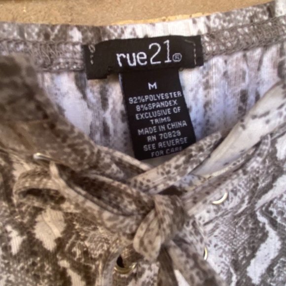 Rue 21 cropped snake print lace up chest top shirt M off shoulder - Picture 5 of 5